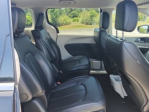 Certified 2024 Chrysler Pacifica Limited FWD image 37