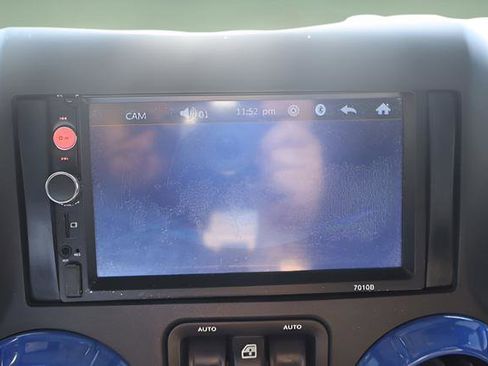 Used 2015 Jeep Wrangler Unlimited Sahara image 19