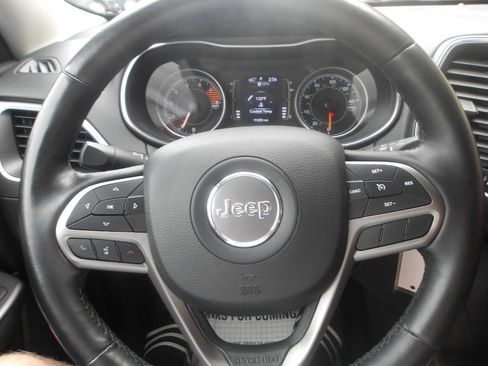 Used 2019 Jeep Cherokee Latitude w/ Cold Weather Group FWD image 14
