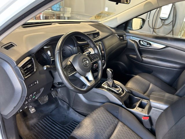 Used 2017 Nissan Rogue SV w/ SV Premium Package AWD/4WD image 2