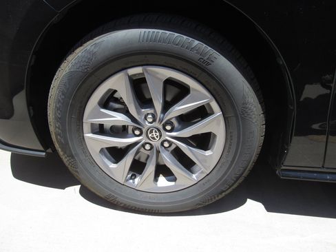 Used 2023 Toyota Sienna LE FWD image 5