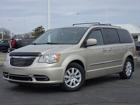 Used 2015 Chrysler Town & Country Touring image 2