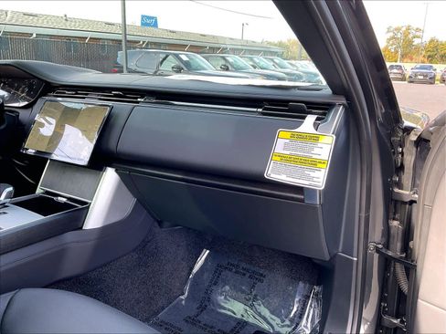 New 2025 Land Rover Range Rover SE image 28