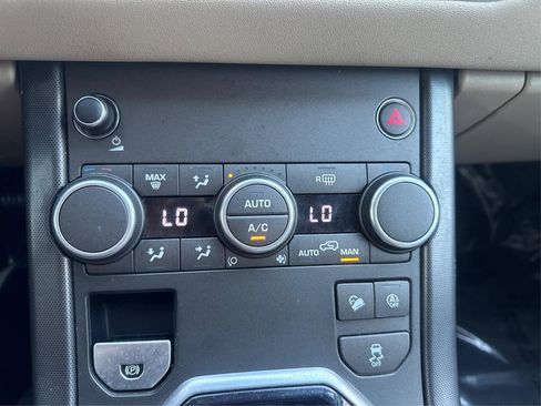 Used 2018 Land Rover Range Rover Evoque SE Premium image 21