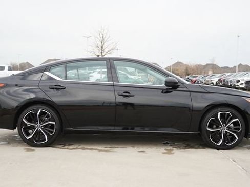 Used 2024 Nissan Altima 2.5 SR FWD image 10