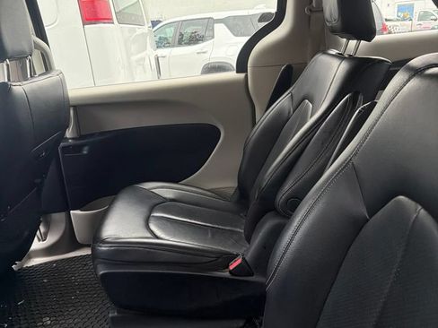 Used 2022 Chrysler Pacifica Touring-L FWD image 8