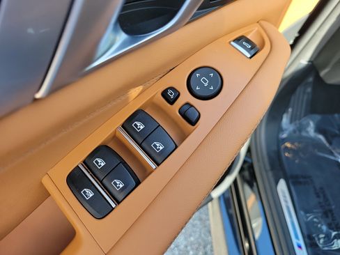 Used 2025 BMW X5 sDrive40i w/ M Sport Package image 18