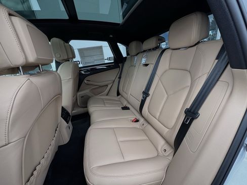 Certified 2025 Porsche Macan image 41