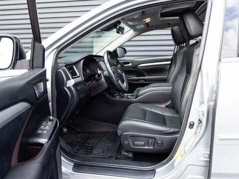 Used 2017 Toyota Highlander XLE image 22