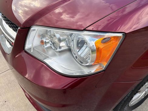 Used 2018 Dodge Grand Caravan SE w/ UConnect Hands-Free Group image 10