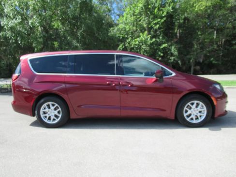 Certified 2022 Chrysler Voyager LX FWD image 2
