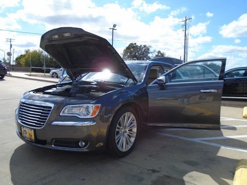Used 2014 Chrysler 300 C w/ Beats Audio Group image 26