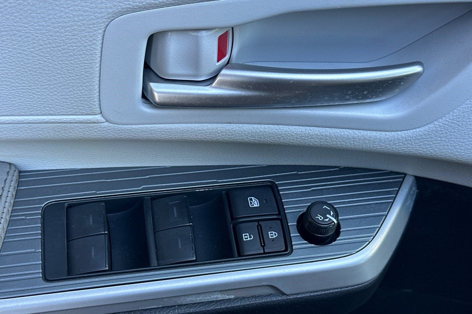 Used 2026 Toyota Sienna XLE FWD image 13