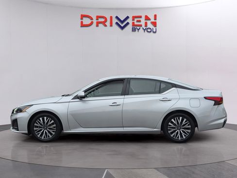 Used 2023 Nissan Altima 2.5 SV FWD image 2