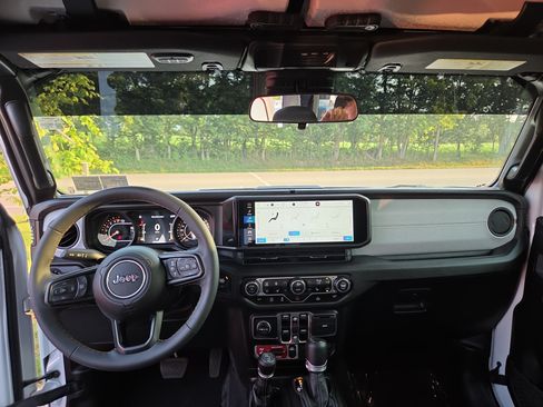 Used 2024 Jeep Gladiator Sport AWD/4WD image 6