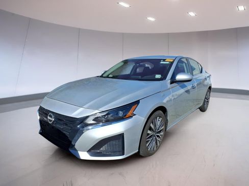 Used 2023 Nissan Altima 2.5 SV FWD image 2