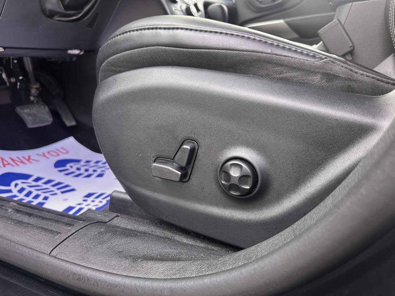 Used 2019 Jeep Cherokee Latitude Plus w/ Comfort/Convenience Group FWD image 24