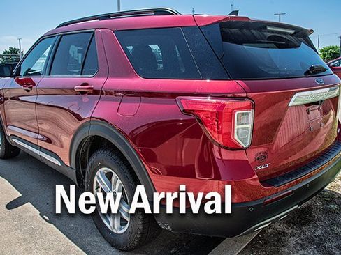 Used 2021 Ford Explorer XLT w/ Equipment Group 202A AWD/4WD image 2