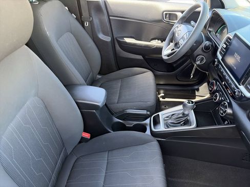Used 2023 Hyundai Venue SE FWD image 11