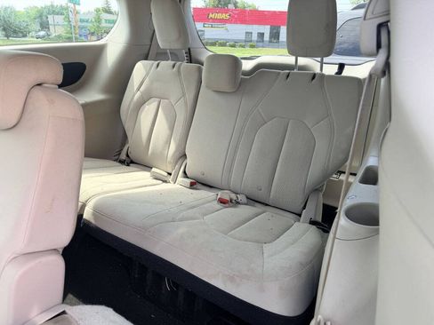 Used 2017 Chrysler Pacifica Touring FWD image 6