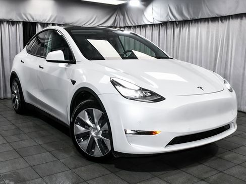 Used 2022 Tesla Model Y Long Range image 3