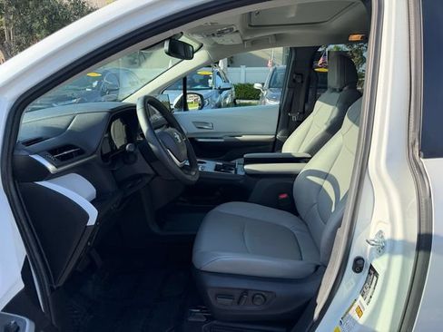 Used 2026 Toyota Sienna XLE FWD image 10