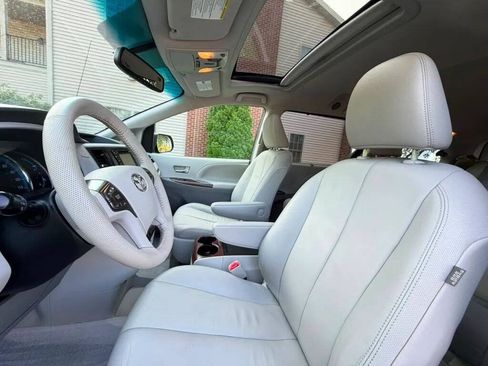 Used 2012 Toyota Sienna XLE FWD image 16