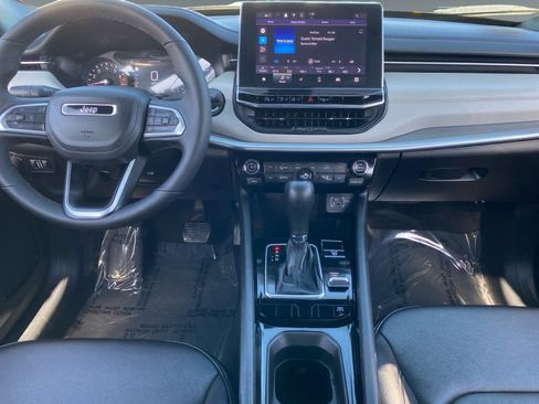 Used 2025 Jeep Compass Limited image 11