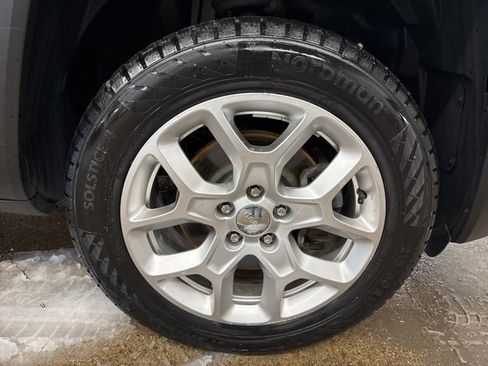 Used 2018 Jeep Renegade Latitude w/ Popular Equipment Group image 9