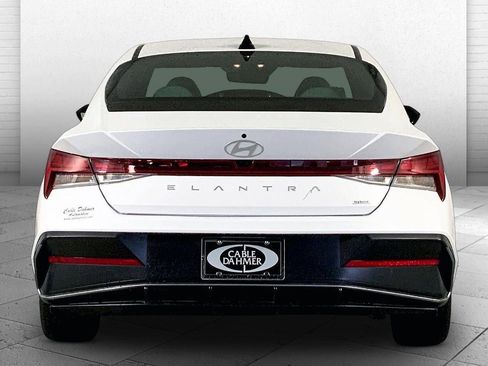 Used 2025 Hyundai Elantra Limited image 3