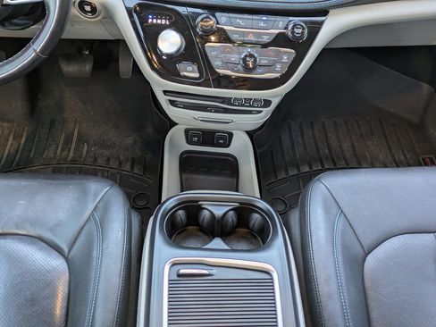 Used 2021 Chrysler Pacifica Touring-L w/ Uconnect Theater Family Group image 19