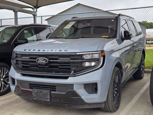Used 2025 Ford Expedition Platinum w/ Stealth Performance Package AWD/4WD image 3
