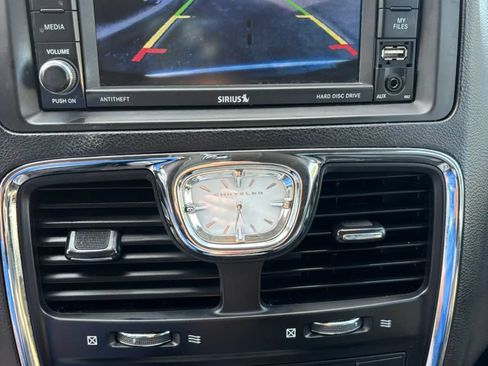 Used 2014 Chrysler Town & Country Touring FWD image 10