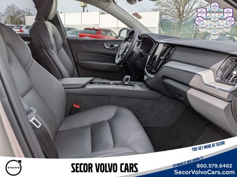 Used 2025 Volvo XC60 B5 Plus image 23