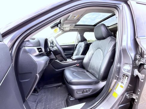 Used 2024 Toyota Highlander Platinum AWD/4WD image 10