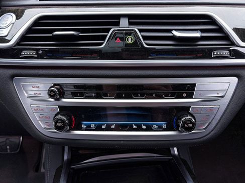 Used 2022 BMW 750i xDrive w/ Luxury Rear Seating Package image 27