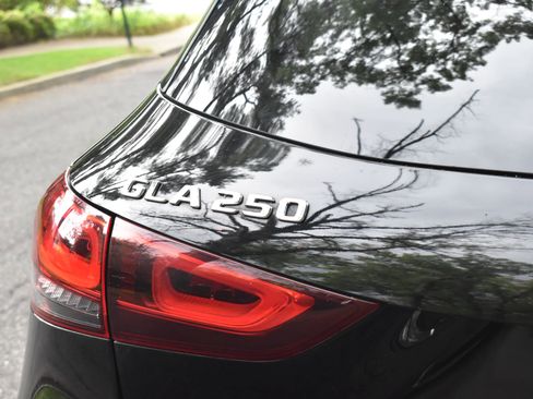 Used 2021 Mercedes-Benz GLA 250 4MATIC w/ AMG Line Exterior image 18