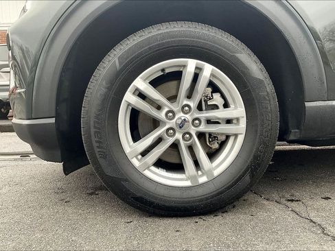 Used 2022 Ford Explorer XLT w/ Equipment Group 202A image 9