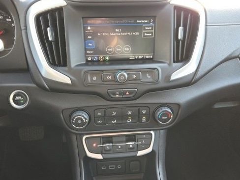 Used 2024 GMC Terrain SLE image 13