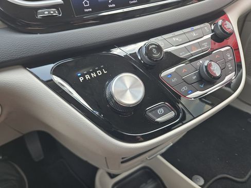 Used 2023 Chrysler Pacifica Touring-L image 27