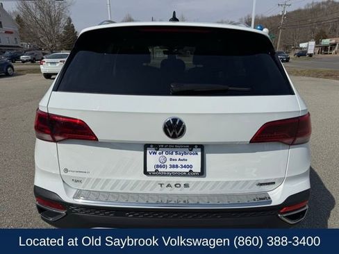 Certified 2023 Volkswagen Taos SE w/ Panoramic Sunroof Package image 6