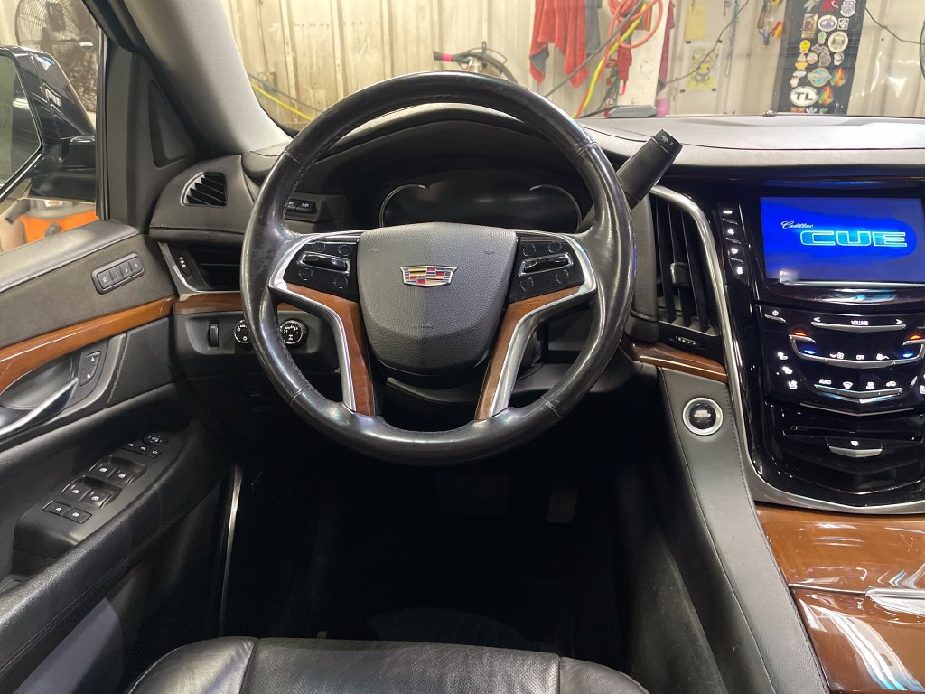 Used 2018 Cadillac Escalade ESV Premium Luxury w/ LPO, Radiant Package AWD/4WD image 17