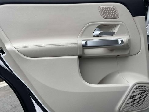 Used 2025 Mercedes-Benz GLB 250 image 11