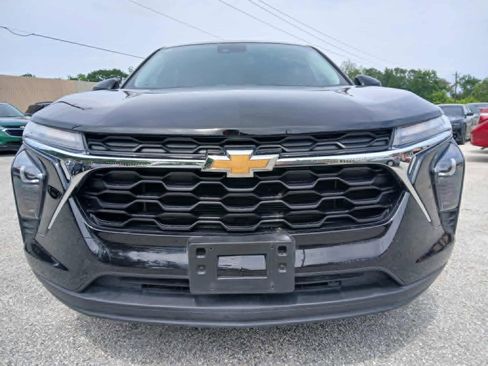 Used 2025 Chevrolet Trax LS w/ LS Convenience Package FWD image 2