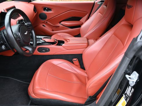 Used 2021 Aston Martin V8 Vantage Coupe image 18