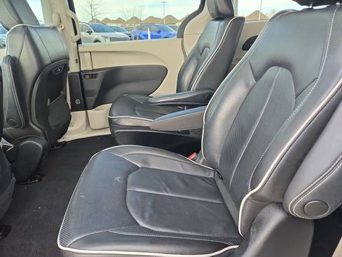 Used 2022 Chrysler Pacifica Limited image 12