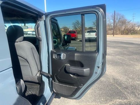 Used 2025 Jeep Gladiator Sport image 16