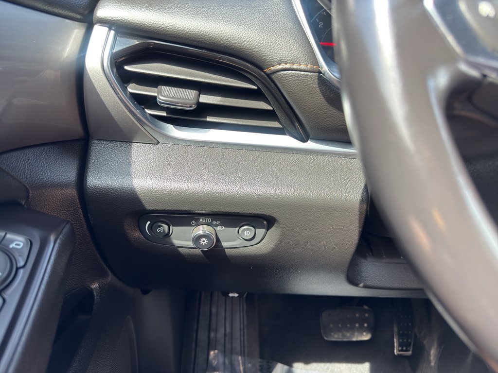 Used 2020 Chevrolet Traverse LT w/ LT Premium Package FWD image 19