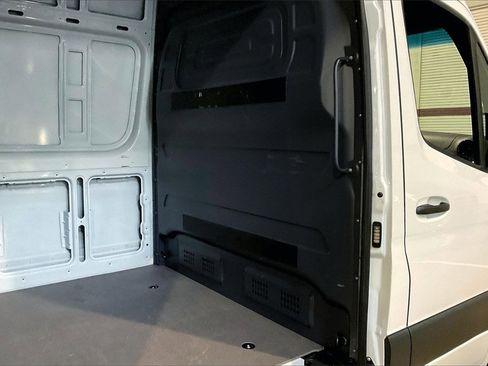 Used 2025 Mercedes-Benz Sprinter 2500 image 19