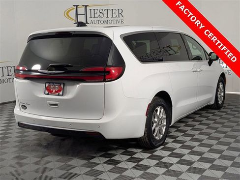 Certified 2024 Chrysler Pacifica Touring-L image 7
